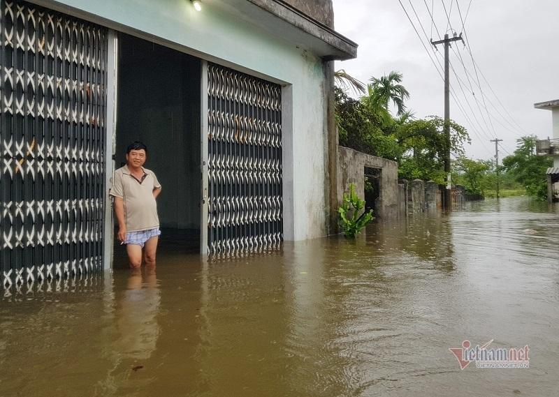 Mưa xối xả, nhiều nơi ở Đà Nẵng ngập ngang ngực, dân di chuyển bằng thuyền-2