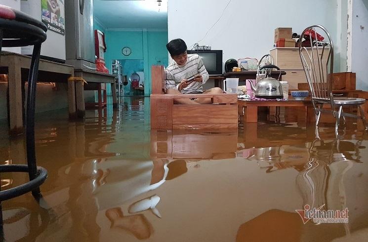 Mưa xối xả, nhiều nơi ở Đà Nẵng ngập ngang ngực, dân di chuyển bằng thuyền-3