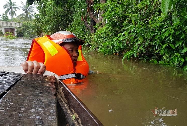 Mưa xối xả, nhiều nơi ở Đà Nẵng ngập ngang ngực, dân di chuyển bằng thuyền-7