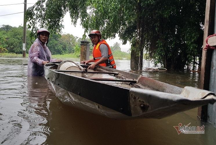 Mưa xối xả, nhiều nơi ở Đà Nẵng ngập ngang ngực, dân di chuyển bằng thuyền-8