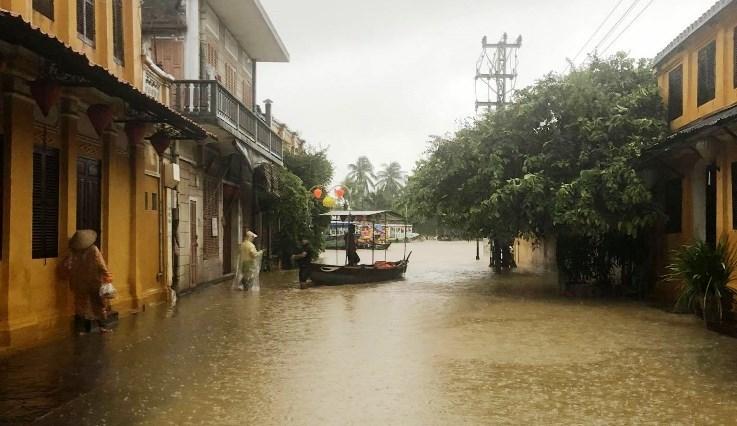 Mưa xối xả, nhiều nơi ở Đà Nẵng ngập ngang ngực, dân di chuyển bằng thuyền-14