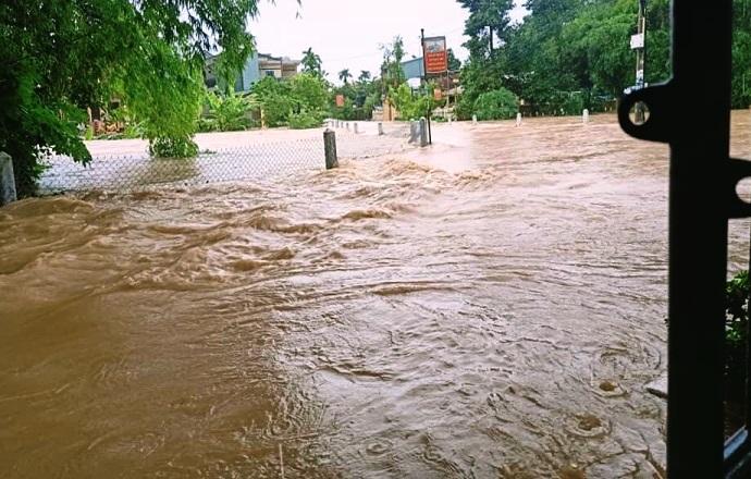 Mưa xối xả, nhiều nơi ở Đà Nẵng ngập ngang ngực, dân di chuyển bằng thuyền-17