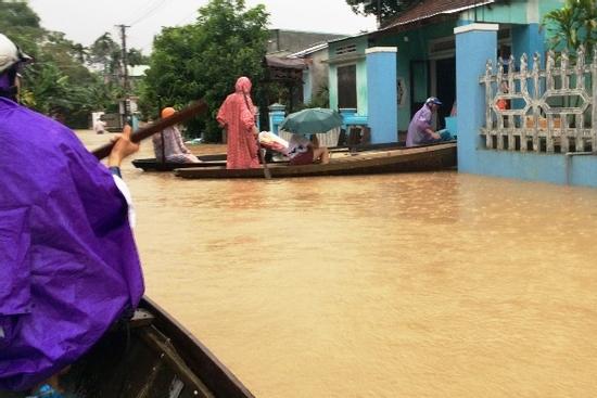 Mưa xối xả, nhiều nơi ở Đà Nẵng ngập ngang ngực, dân di chuyển bằng thuyền