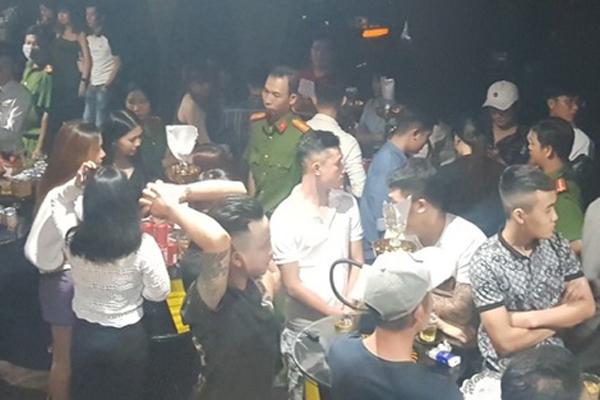 Đại úy công an bị đánh trước quán bar-1