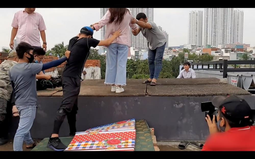 Hậu trường cảnh nhảy lầu phim Việt: người bảo hộ đầy đủ, người liều mạng chẳng có gì-3