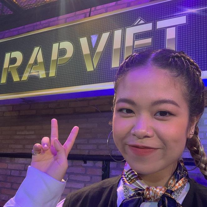 Rapper sinh năm 2000 từng tham gia "The Voice Kids 2013", chinh phục được huấn luyện viên Thanh Bùi với màn thể hiện ca khúc "Mirrors". Một năm sau đó, Tlinh tiếp tục xuất hiện trong "Ngôi sao Việt" cùng Soobin Hoàng Sơn, Suni Hạ Linh, Liz Kim Cương... nhưng không lọt vào vòng chung kết. Sang tuổi 20, Tlinh theo đuổi rap. Chia sẻ trong "Rap Việt", rapper 20 tuổi cho hay cô chỉ mới biết đến rap vài tháng trước khi đăng ký dự thi. Ảnh: IGNV.