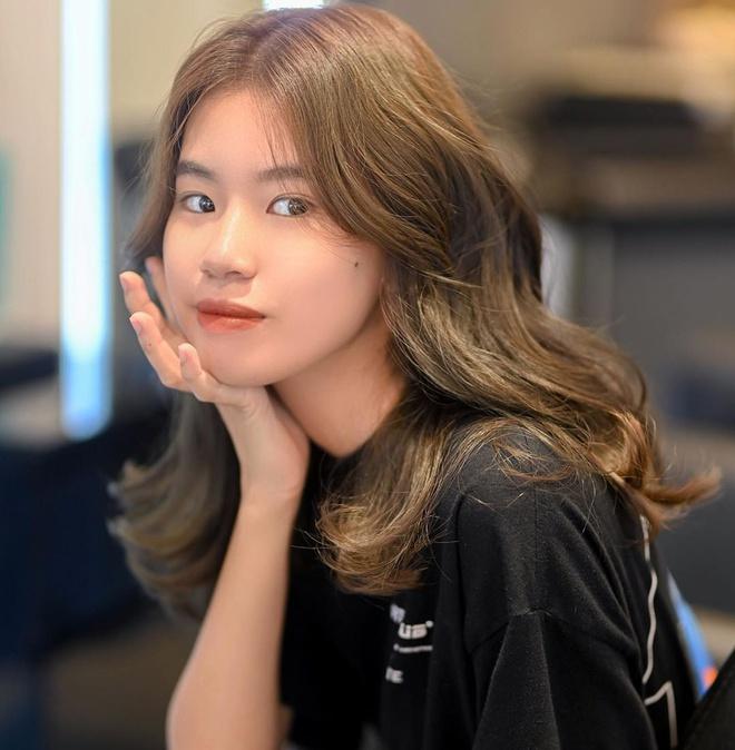 Pháo (tên thật là Nguyễn Diệu Huyền, sinh năm 2003) là rapper trẻ được chú ý từ trước khi tham gia "King of Rap". Hiện cô là sinh viên năm thứ nhất Cao đẳng Nghệ thuật Hà Nội. Tên tuổi của Pháo được chú ý nhiều hơn cả sau khi ra mắt ca khúc mang tên "Hai phút hơn" vào cuối tháng 12/2019. Ảnh: IGNV.