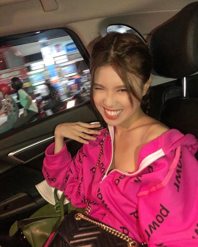 Pháo cho biết cô bắt đầu theo đuổi âm nhạc khi đang học lớp 10. Rapper 17 tuổi từng sáng tác hơn 10 ca khúc trước đó. Bên cạnh "Hai phút hơn", Pháo còn có nhiều sản phẩm khác thu hút hàng triệu lượt nghe như "Lạy ông lạy bà", "Vietnamese girl". Điểm chung trong các tác phẩm của Pháo là chất liệu dân gian hòa trộn với bản phối hiện đại. Ảnh: IGNV.