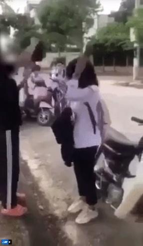 Clip: Nữ sinh bị đánh hội đồng ngay bên đường, quỳ gối xin lỗi vẫn bị túm tóc tát tới tấp-1