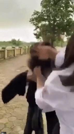 Clip: Nữ sinh bị đánh hội đồng ngay bên đường, quỳ gối xin lỗi vẫn bị túm tóc tát tới tấp-2