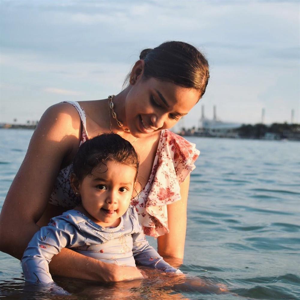 Mẹ là hoa hậu đình đám - bố là ngôi sao sân cỏ: Bảo sao 2 con đẹp như thiên thần-5