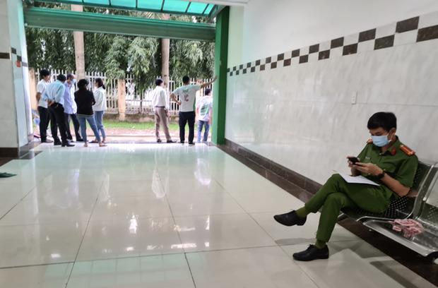 Bình Dương: Vợ bất ngờ tử vong sau ca tiểu phẫu trị đau lưng, chồng và người nhà vây bệnh viện-3