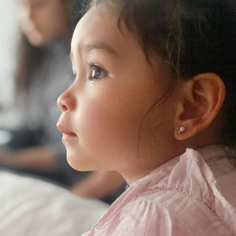 Mẹ là hoa hậu đình đám - bố là ngôi sao sân cỏ: Bảo sao 2 con đẹp như thiên thần-6