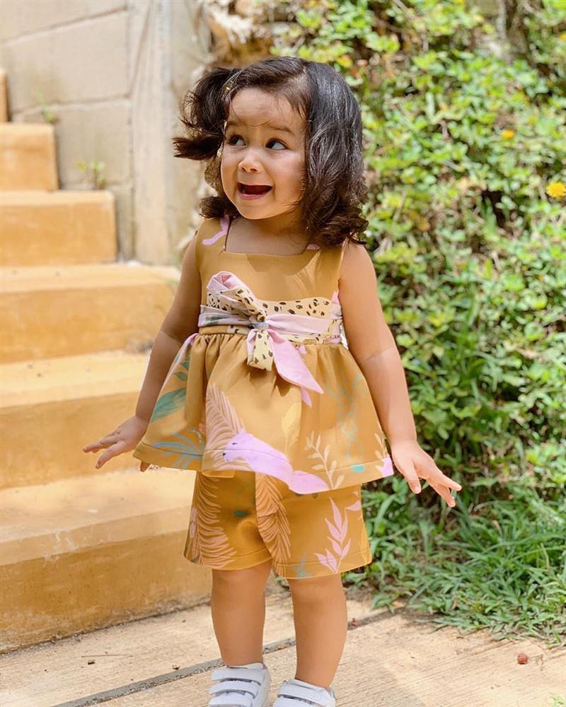 Mẹ là hoa hậu đình đám - bố là ngôi sao sân cỏ: Bảo sao 2 con đẹp như thiên thần-7