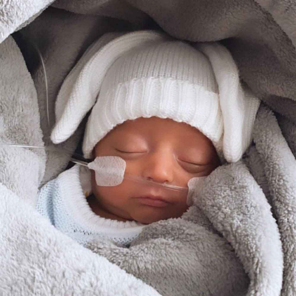 Mẹ là hoa hậu đình đám - bố là ngôi sao sân cỏ: Bảo sao 2 con đẹp như thiên thần-8