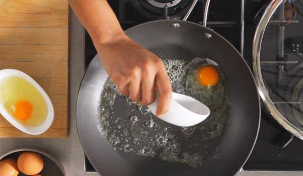 Thói quen nêm gia vị vào trứng khi nấu của nhiều bà nội trợ biến trứng trở thành chất độc-1