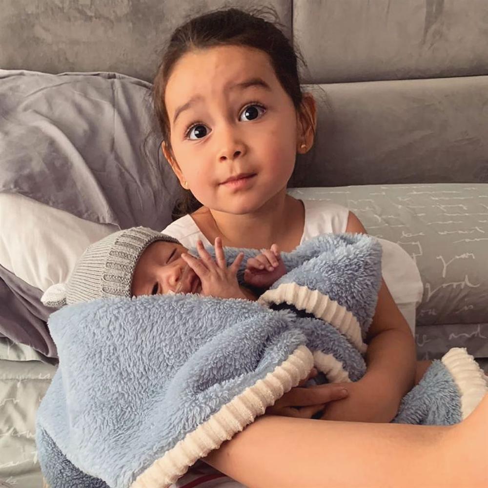 Mẹ là hoa hậu đình đám - bố là ngôi sao sân cỏ: Bảo sao 2 con đẹp như thiên thần-9