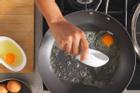 Thói quen nêm gia vị vào trứng khi nấu của nhiều bà nội trợ biến trứng trở thành chất độc