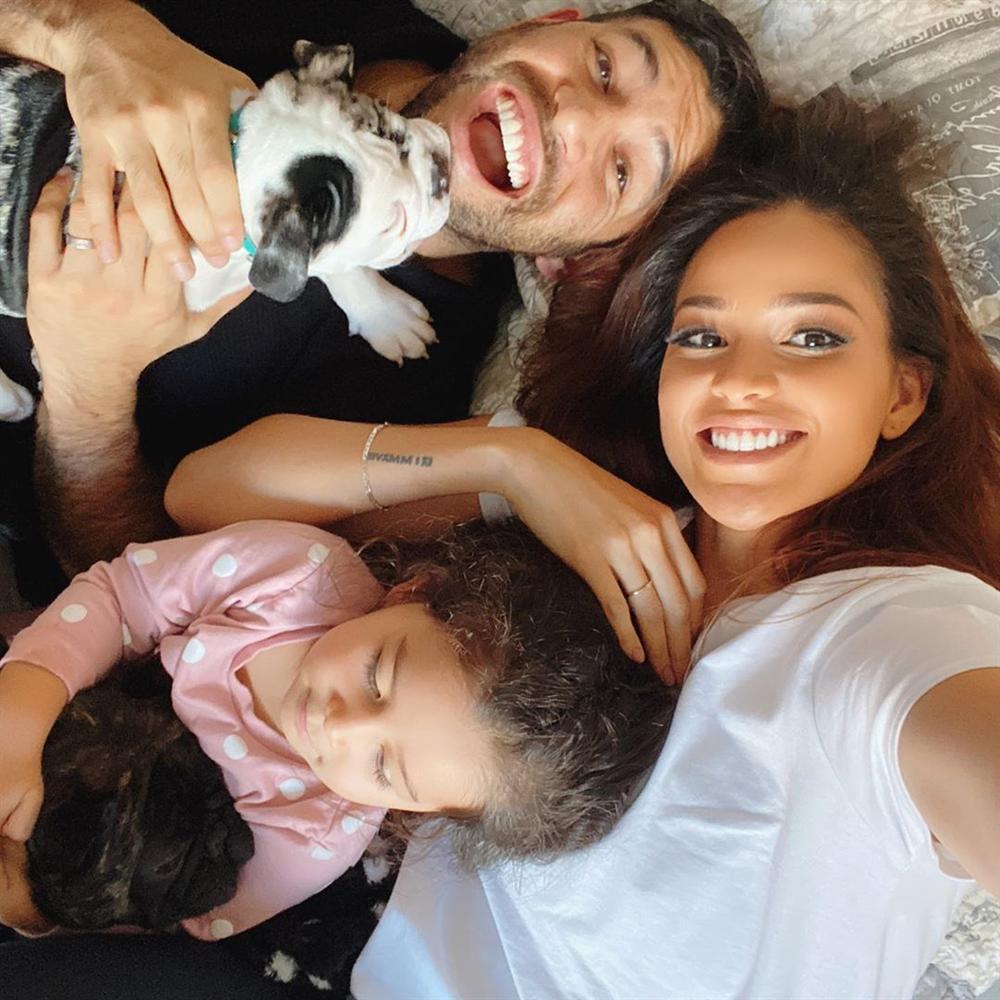 Mẹ là hoa hậu đình đám - bố là ngôi sao sân cỏ: Bảo sao 2 con đẹp như thiên thần-10