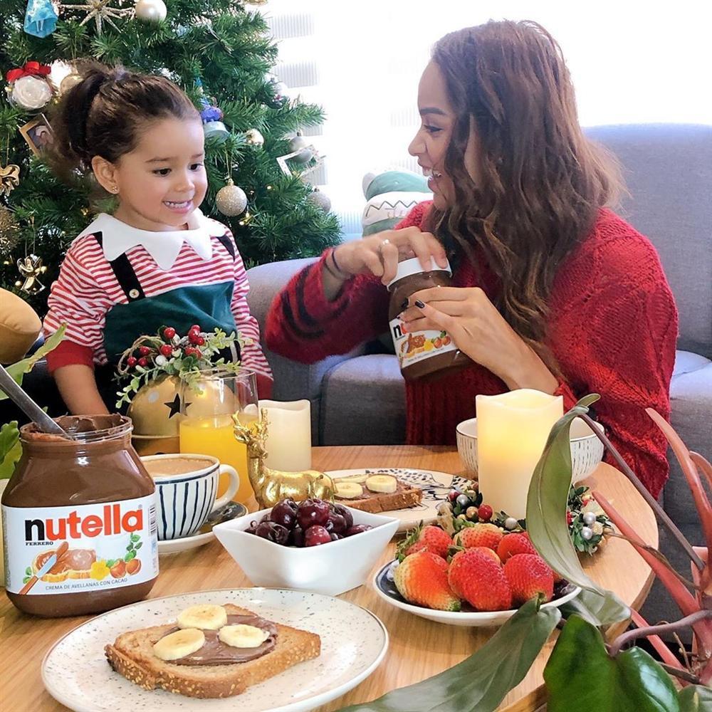 Mẹ là hoa hậu đình đám - bố là ngôi sao sân cỏ: Bảo sao 2 con đẹp như thiên thần-11