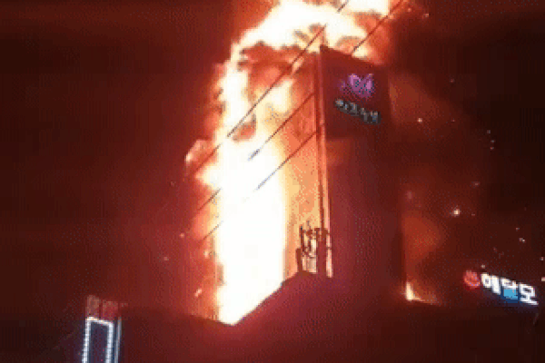 Tòa nhà 33 tầng bốc cháy ngùn ngụt suốt đêm ở Hàn Quốc, 88 người nhập viện