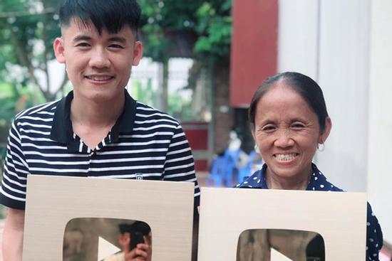 Hé lộ 'ông trùm' đứng sau hậu thuẫn loạt clip triệu view của 2 mẹ con bà Tân Vlog