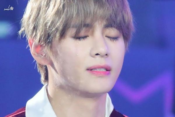 Quá khứ đau buồn của V BTS khiến fan phát khóc-4
