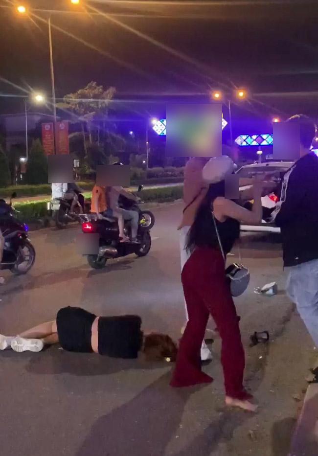 Đánh ghen tiểu tam bẹp dí, vợ chỉ mặt chồng: Bố ngủ với gái, cho con nằm cạnh-2