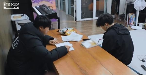 Vì sao Jin hạnh phúc khi chọn đi hát cùng BTS thay vì nổi danh nhờ diễn xuất ?-1