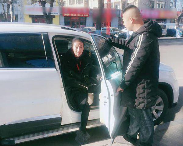 Bà già U50 đổ rạp trước trai trẻ đáng tuổi con, cưới xong như trẻ ra 30 tuổi-1