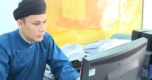 Hình ảnh nam công chức Huế mặc áo dài đi làm chiếm sóng từ truyền hình đến MXH-4