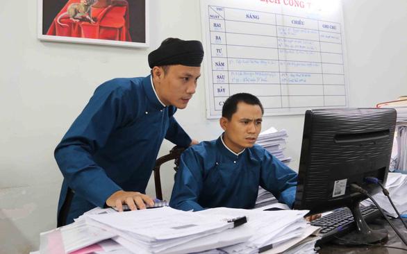 Hình ảnh nam công chức Huế mặc áo dài đi làm chiếm sóng từ truyền hình đến MXH-3