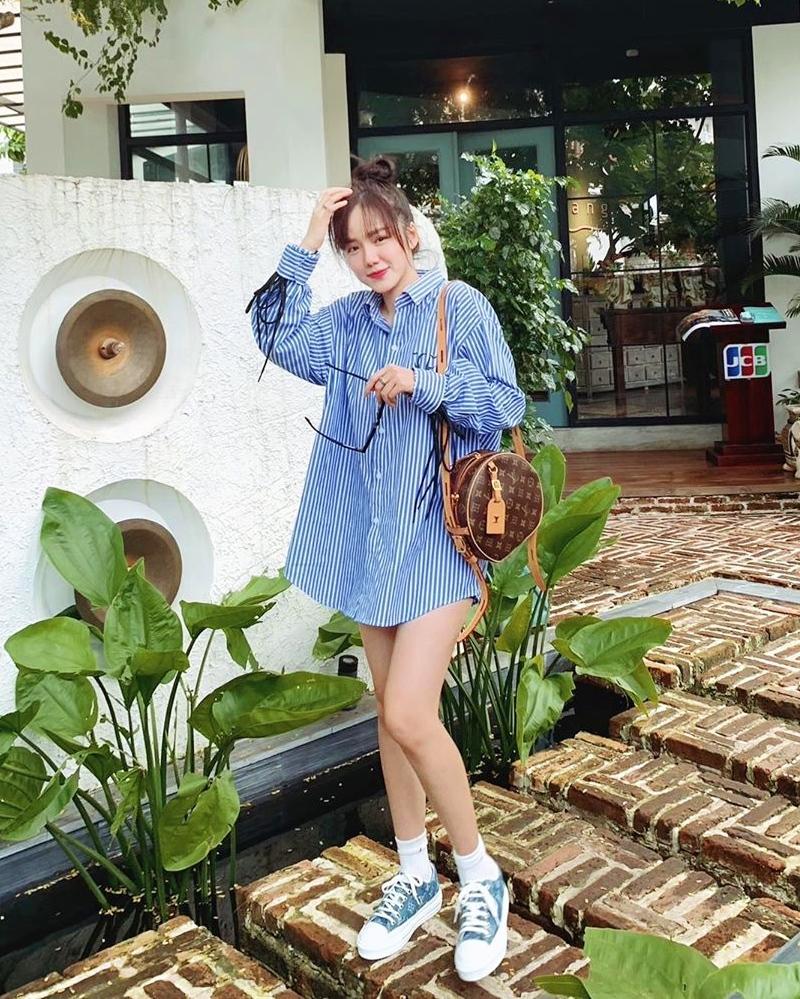 Street style: Linh Ka lần đầu thả rông táo bạo - Chi Pu phanh cúc khoe eo phẳng lì-3