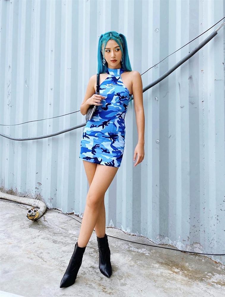 Street style: Linh Ka lần đầu thả rông táo bạo - Chi Pu phanh cúc khoe eo phẳng lì-5