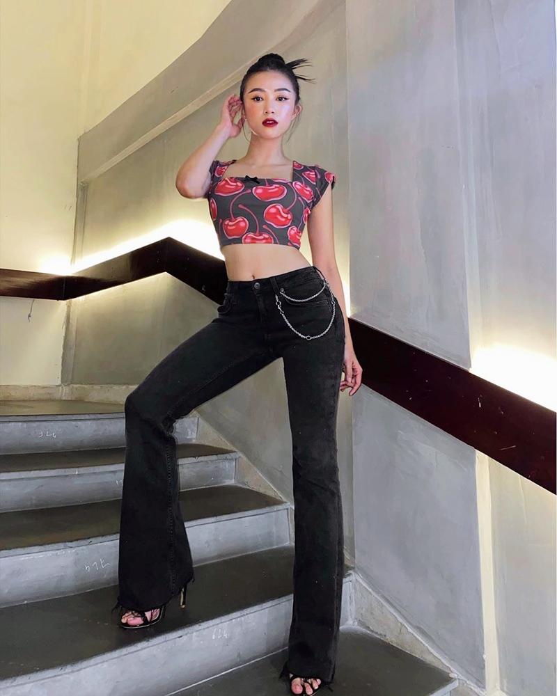 Street style: Linh Ka lần đầu thả rông táo bạo - Chi Pu phanh cúc khoe eo phẳng lì-6