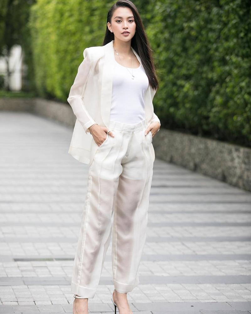 Street style: Linh Ka lần đầu thả rông táo bạo - Chi Pu phanh cúc khoe eo phẳng lì-8