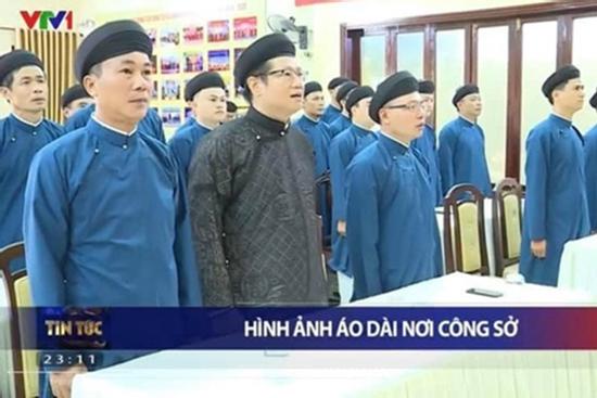 Hình ảnh nam công chức Huế mặc áo dài đi làm chiếm sóng từ truyền hình đến MXH