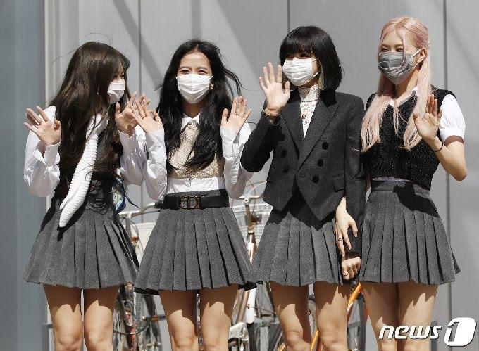 Đồng phục giản dị thôi nhưng giá loạt phụ kiện mà BLACKPINK kết hợp mới gây hốt-2