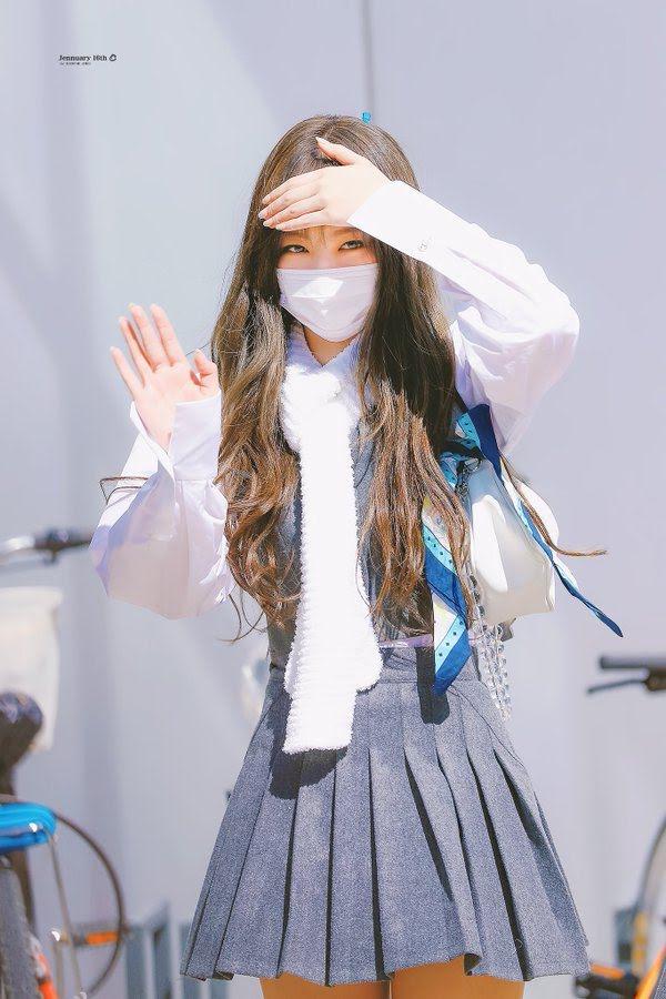 Đồng phục giản dị thôi nhưng giá loạt phụ kiện mà BLACKPINK kết hợp mới gây hốt-3