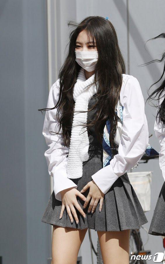 Đồng phục giản dị thôi nhưng giá loạt phụ kiện mà BLACKPINK kết hợp mới gây hốt-4