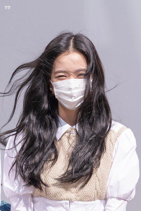 Đồng phục giản dị thôi nhưng giá loạt phụ kiện mà BLACKPINK kết hợp mới gây hốt-7