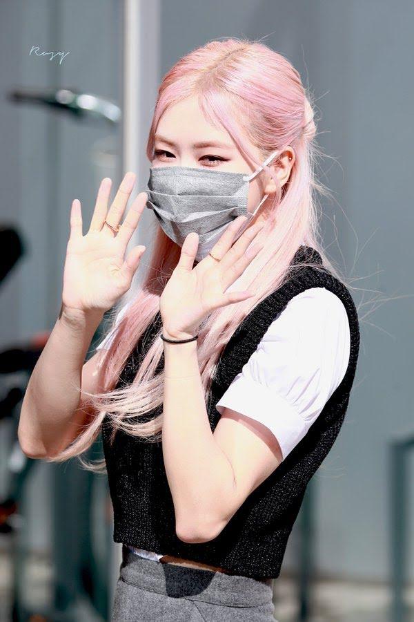 Đồng phục giản dị thôi nhưng giá loạt phụ kiện mà BLACKPINK kết hợp mới gây hốt-8