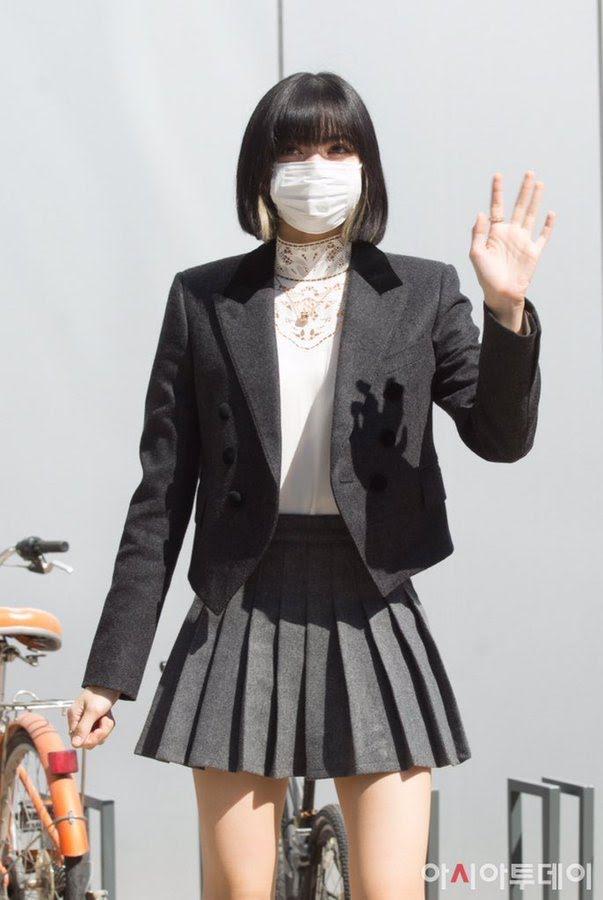 Đồng phục giản dị thôi nhưng giá loạt phụ kiện mà BLACKPINK kết hợp mới gây hốt-12