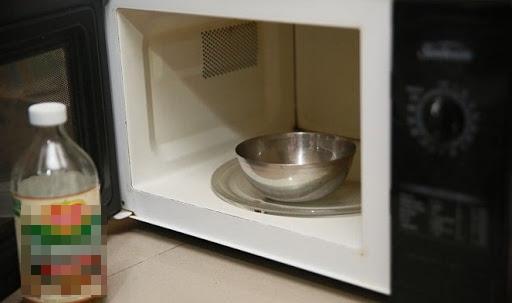 Mơ cho tiền vào lò vi sóng sẽ nở bung như gạo, thanh niên làm thử rồi khóc ròng-8