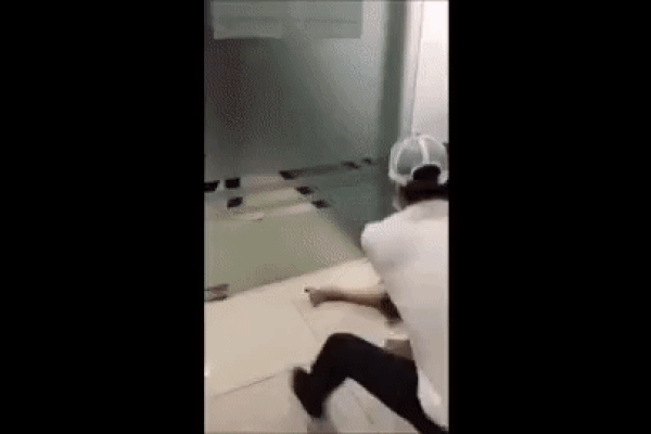 Chồng đánh ghen, túm tóc lôi vợ xềnh xệch giữa văn phòng: Về xin lỗi nhà tao ngay-1