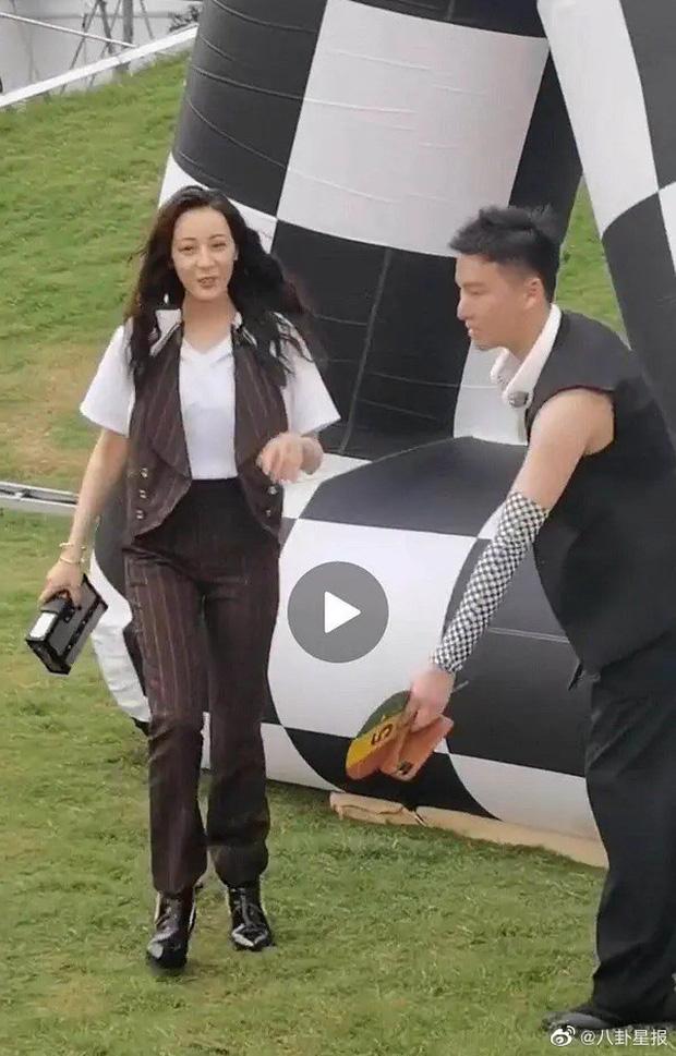 Địch Lệ Nhiệt Ba lộ ảnh không photoshop, bị nhận xét già chát so với tuổi 28-2