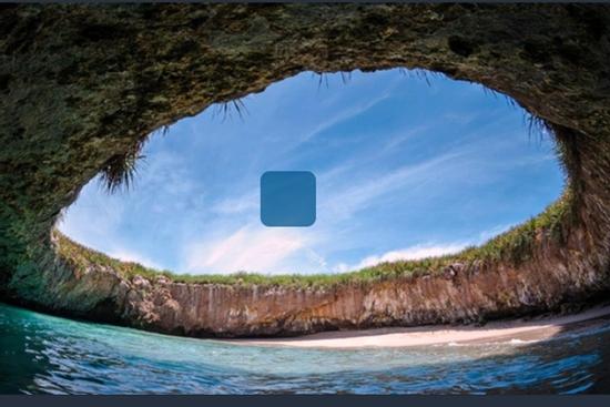 Bãi biển nằm trong miệng núi lửa