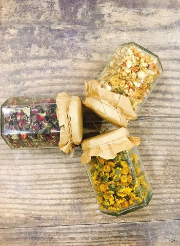 Học gái Hà Nội tự chế nước thơm xịt phòng, chỉ 5 phút mà bếp nhà ngát hương cả tháng-6