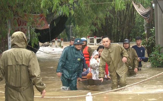 Mưa lũ ở Thừa Thiên - Huế: Người dân đi xuồng trên đường, thủy điện nâng mức xả lũ-1