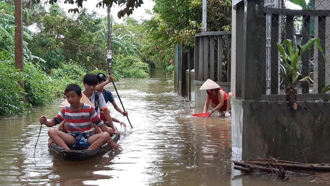 Mưa lũ ở Thừa Thiên - Huế: Người dân đi xuồng trên đường, thủy điện nâng mức xả lũ-3